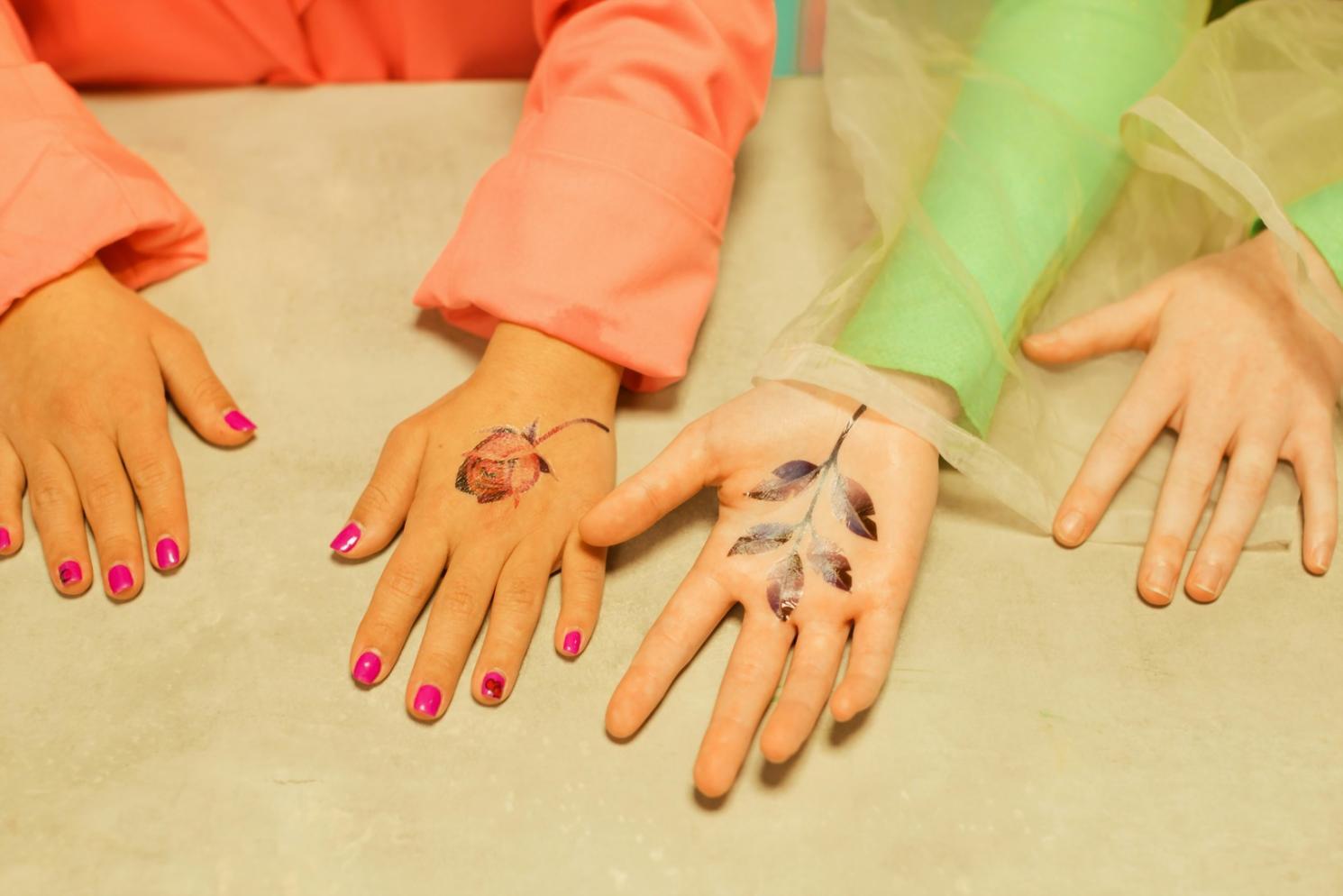 Étudiant pratiquant technique de pose de vernis